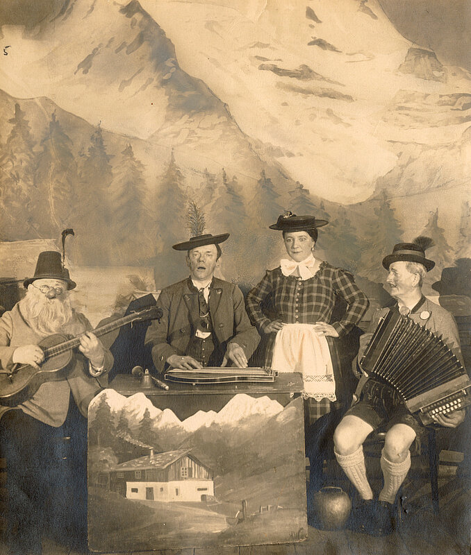 Karl Valentin, Liesl Karlstadt und Josef Rankl in der Szene Alpensängerterzett, 1932