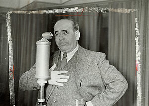 Georg Schödl, Weiß Ferdl am Mikrofon, um 1937