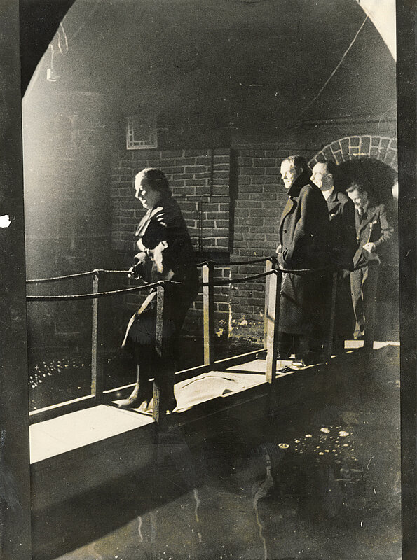 Karl Valentin, Karl Valentins Panoptikum, Liesl Karlstadt auf der Henkersbrücke, 1934/35
