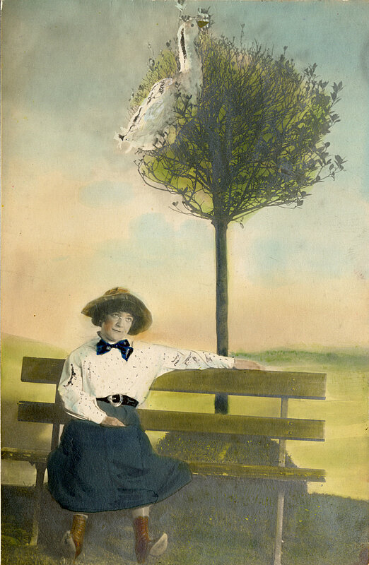 Liesl Karlstadt sitzt auf einer Bank, ca. 1915