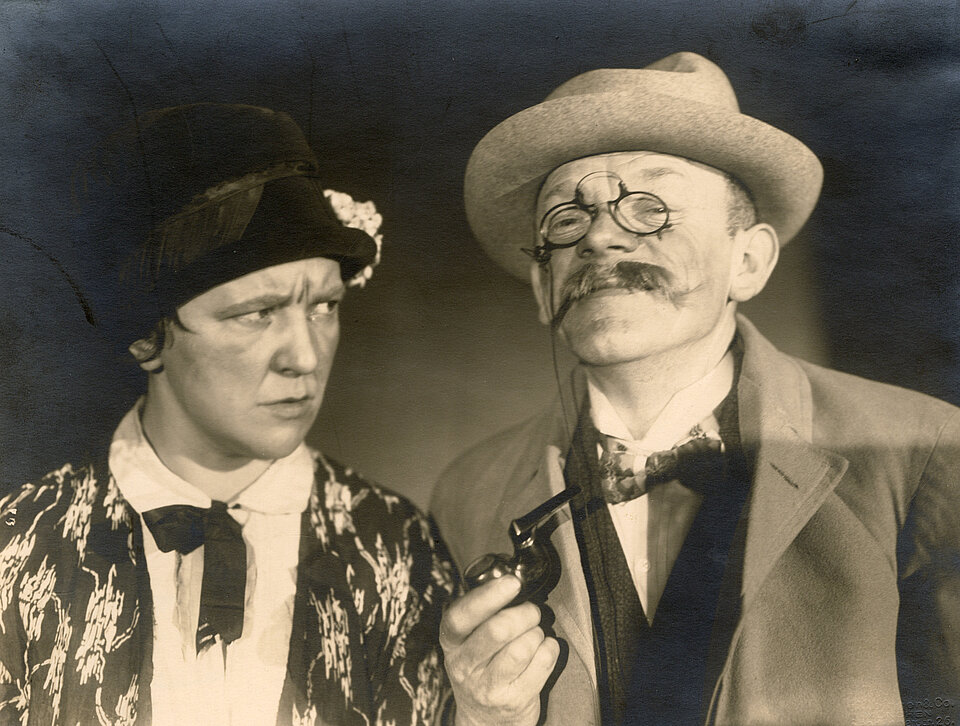 Karl Valentin und Liesl Karlstadt in ihrer Theaterszene Er und Sie auf dem Oktoberfest, 1932
