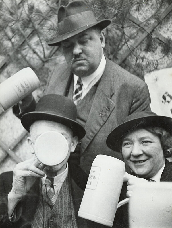 Karl Valentin und Liesl Karlstadt im Salvatorkeller, mit unbekannter Person, 1938