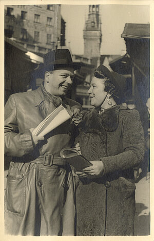 Liesl Karlstadt und Willem Holsboer am Münchner Viktualienmarkt, im Zusammenhang mit "Graf Schorschi", Schauspiel von Carl Borro Schwerla, 1941 bis 1943
