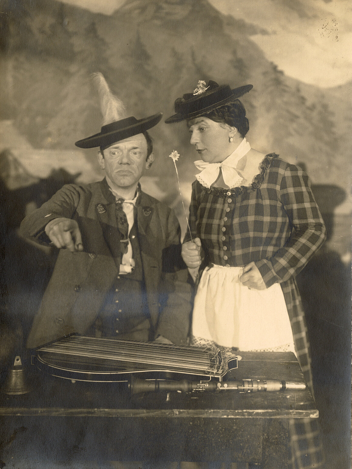 Karl Valentin und Liesl Karlstadt in ihrer Szene Alpensängerterzett, 1932