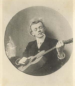 Karl Valentin, Karl Valentin als junger Mann mit Gitarre, um 1910