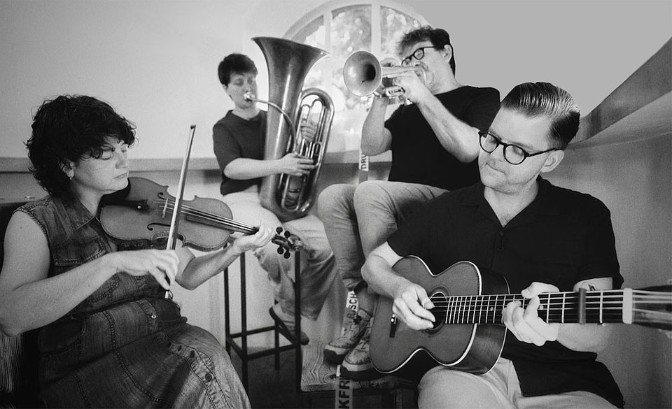 vier Musiker*innen, spielend: Ferdinand Kraemer Gitarre, Maria Hafner Geige, Micha Acher Trompete und Theresa Loibl Tuba