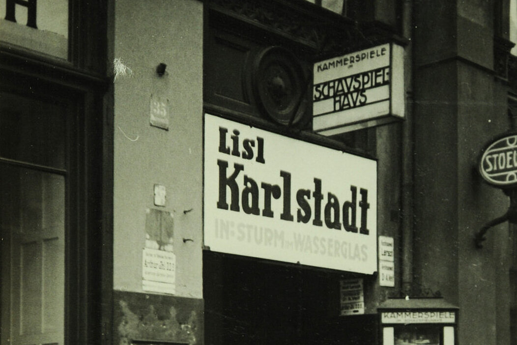 Eingang der Kammerspiele München. Große Ankündigung "Liesl Karlstadt in Sturm im Wasserglas"