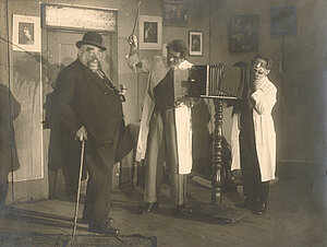 Im Photoatelier mit Karl Valentin, Liesl Karlstadt und Georg Rückert, 1930
