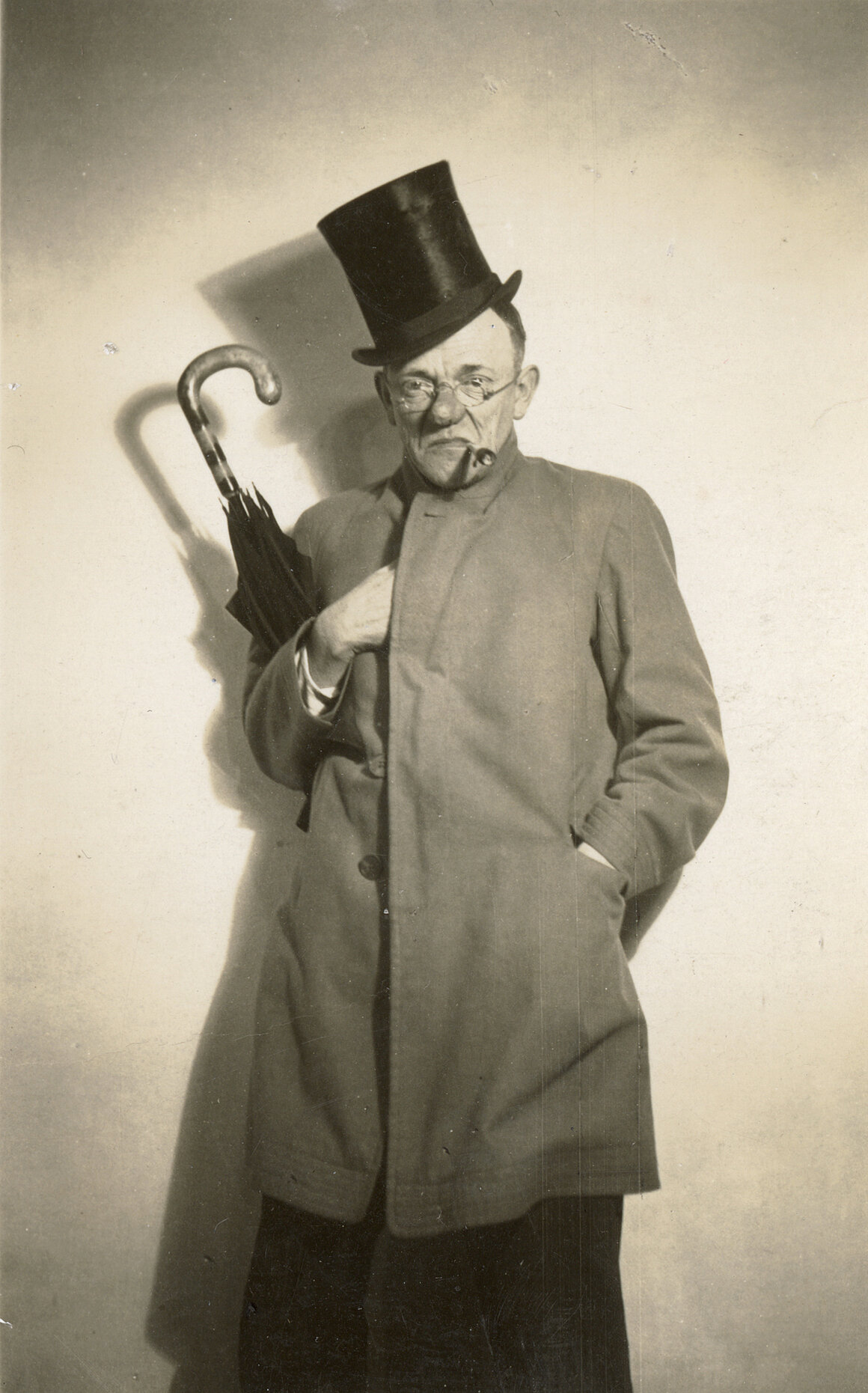 Karl Valentin mit Zylinder und Schirm, um 1930