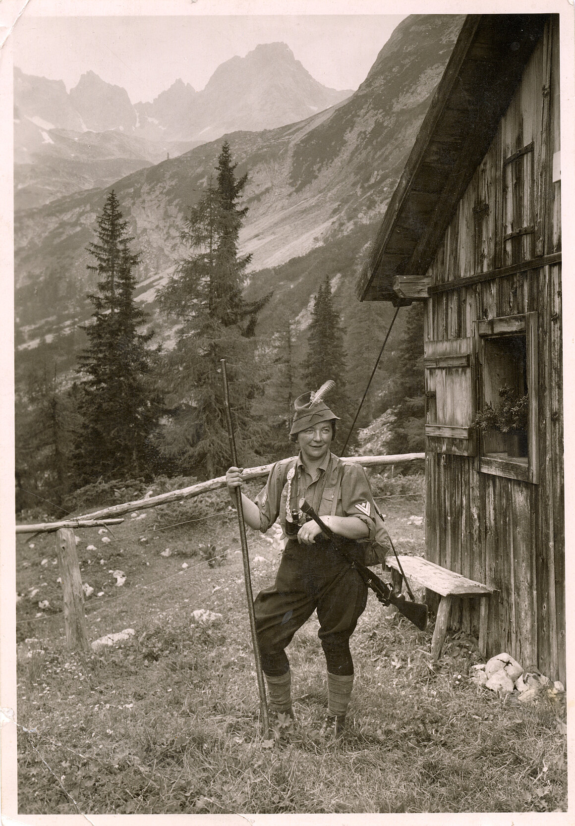 Liesl Karlstadt mit Feldstecher und Gewehr, etwa 1942