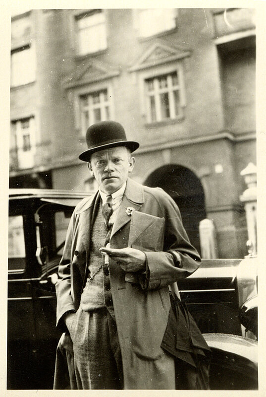 Karl Valentin mit Melone und Schirm, 1928