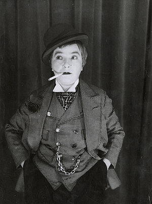 Liesl Karlstadt als Ausrufer in der Revue "Münchner G'schichtn", 4. Dez 1940