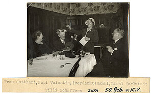 Karl Valentin an seinem 50. Geburtstag im Weinhaus Gotthart, 1932