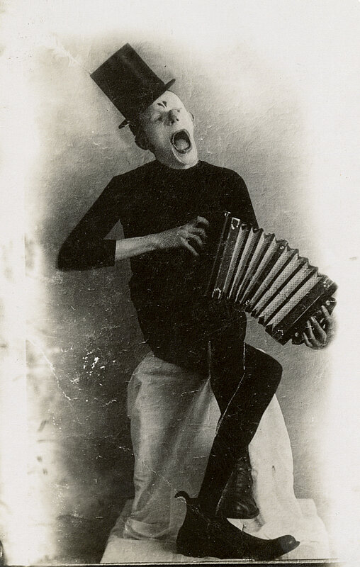 Karl Valentin mit Akkordeon, Klapphornverse, um 1908