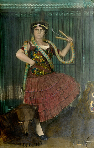 Liesl Karlstadt als Schlangentänzerin, ca. 1915