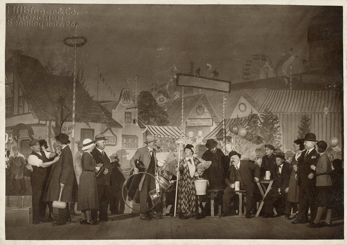 Foto Hilbinger & Co, München, Bühnenansicht der Theaterszene Er und Sie auf dem Oktoberfest, 1932