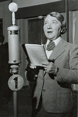 Liesl Karlstadt vorm Mikrophon, Arri-Feier, 1937