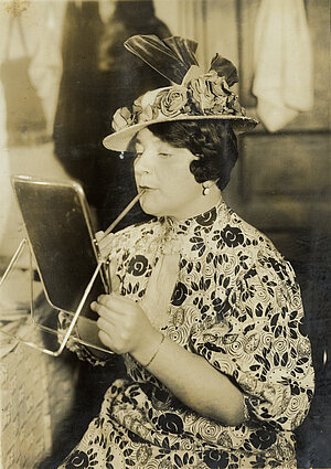 Liesl Karlstadt in der Garderobe im Kostüm des Kindermädchens Liesl in Sonntag in der Rosenau, Brillantfeuerwerk, Kolosseum, 1930