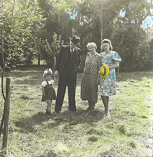 Karl Valentin mit Ehefrau Gisela, Tochter Berta und Enkeltochter Anneliese im Garten, Planegg, 1942