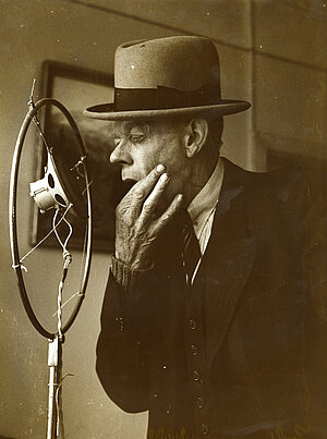 Hubs Flöter, Karl Valentin vorm Mikrofon in seinem Haus in Planegg, November 1947