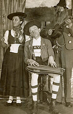 Karl Valentin, Liesl Karlstadt und Karl Flemisch in der Szene Alpensängerterzett, 1915