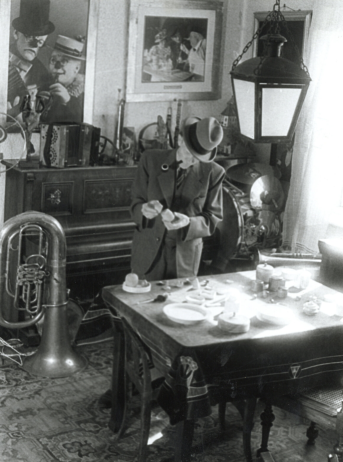 Karl Valentin, Karl Valentin bei Drechslerarbeiten in seinem Haus in Planegg, 20.8.1947