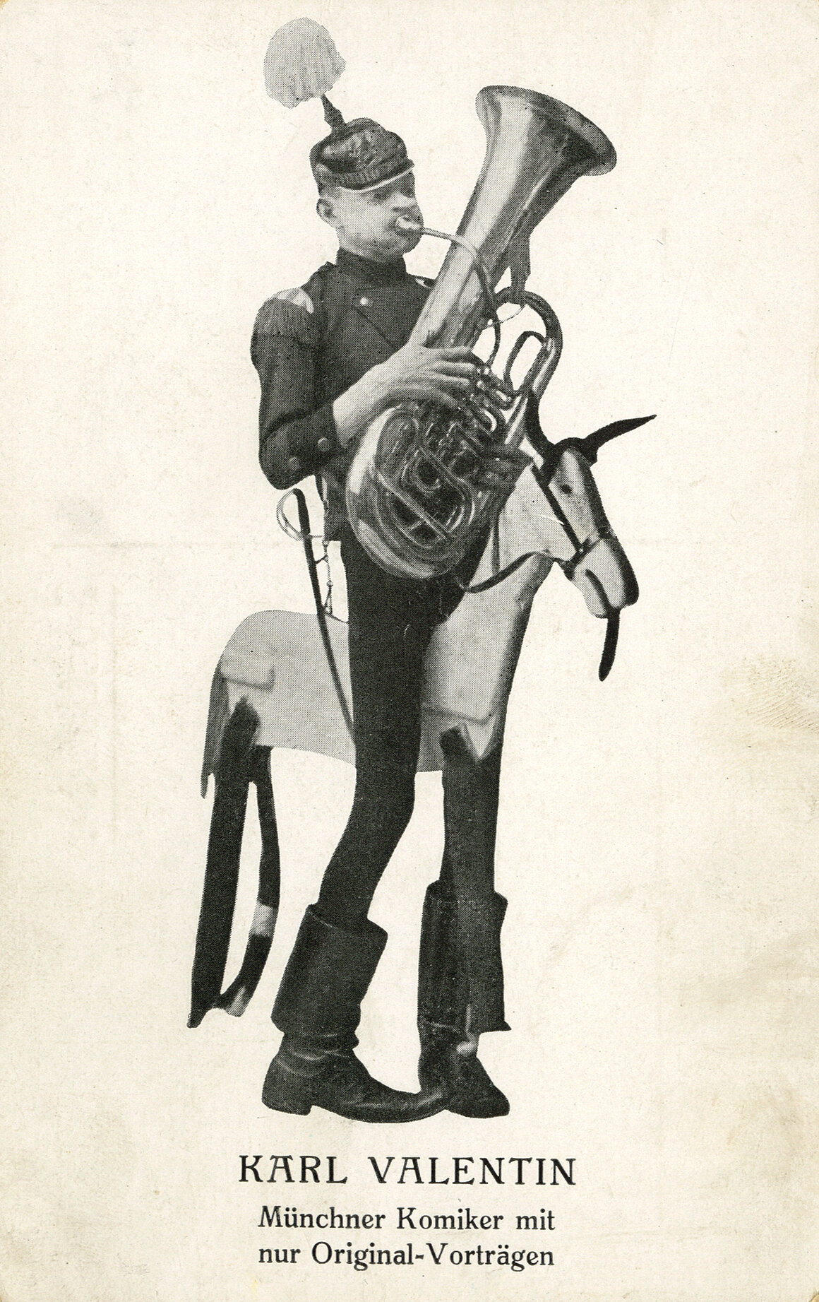 Karl Valentin als Schwerer Reiter mit Holzpferd und Tuba, um 1910
