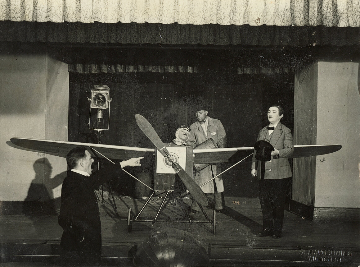 Sturzflüge im Zuschauerraum, Fliegerszene, 1933