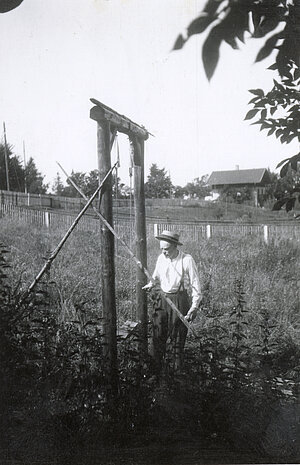 Karl Valentin in seinem Garten in Planegg, um 1930
