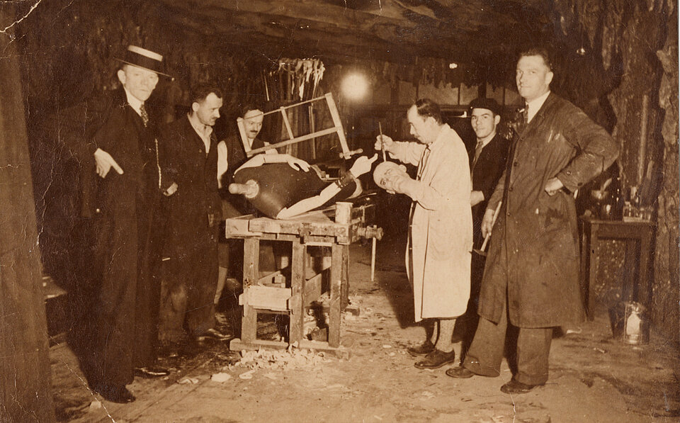Karl Valentin und Ludwig Greiner beim Bau des Panoptikum, um 1934