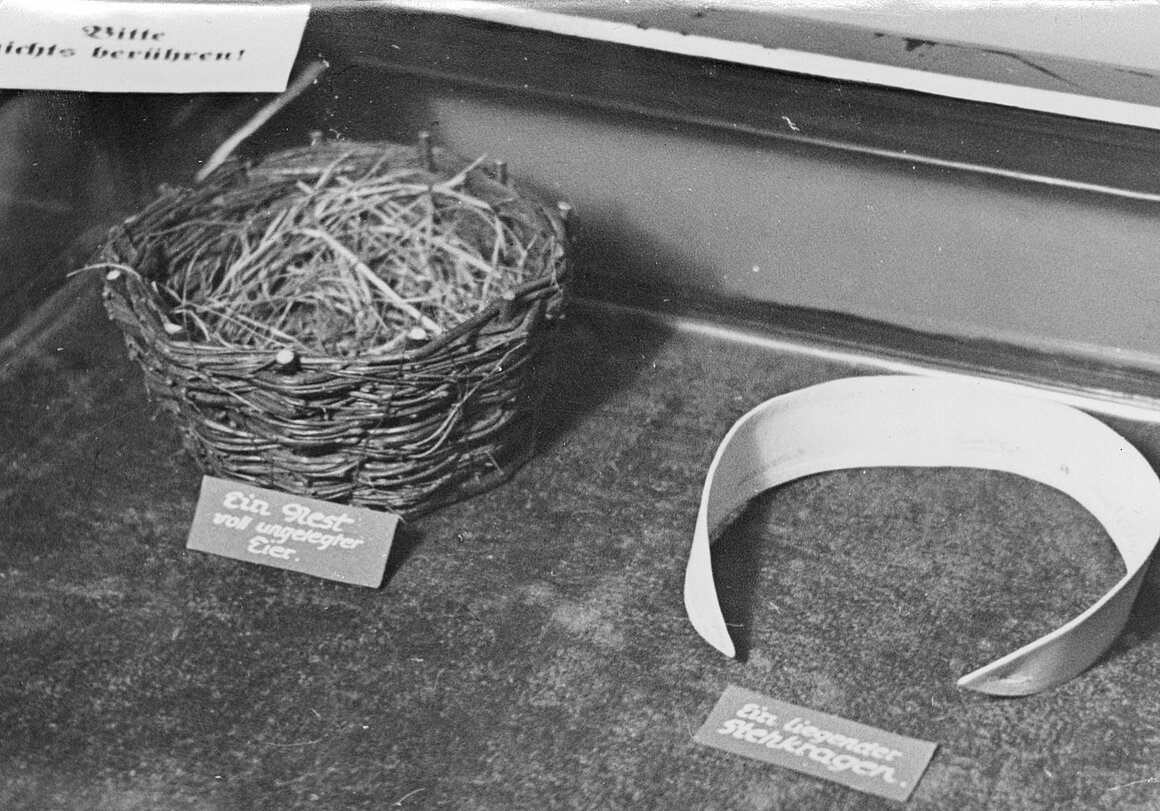 Hugo Friedrich Engel, Karl Valentin, Karl Valentin, Ein Nest voll ungelegter Eier, Ein liegender Stehkragen, Panoptikum, Foto vermutlich nach 1939