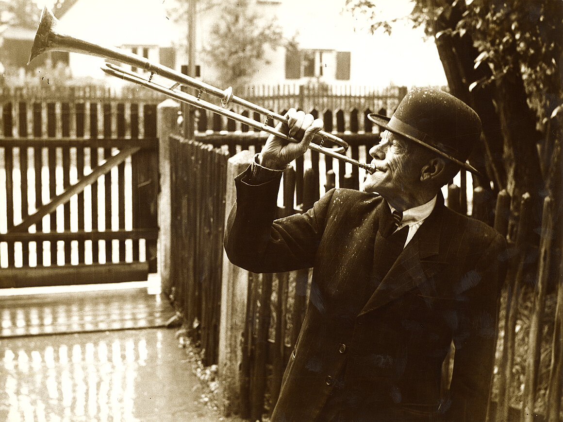 Hubs Flöter, Karl Valentin mit Fanfare vor seinem Haus in Planegg, November 1947