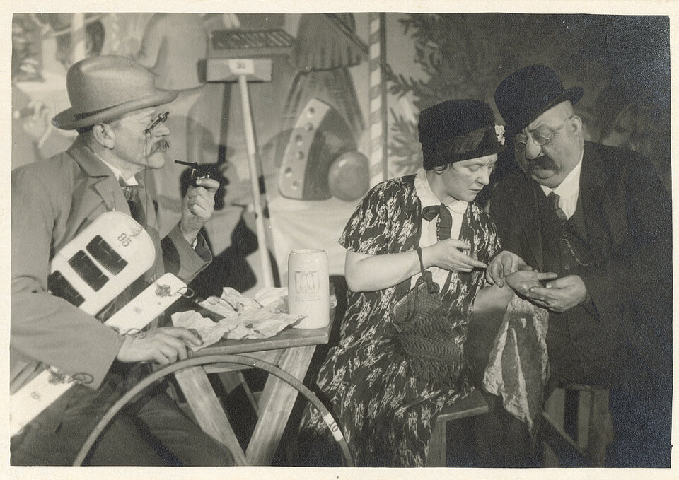Die Theaterszene Er und Sie auf dem Oktoberfest mit Karl Valentin, Liesl Karlstadt und Georg Rückert, 1932