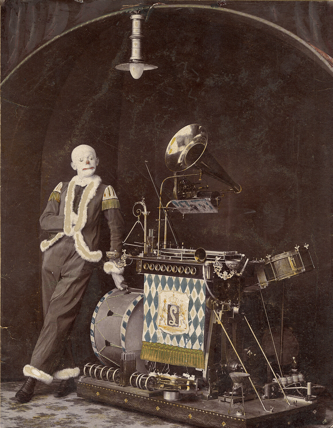 Valentin als Musical-Clown mit seinem selbstgebauten Orchestrion, um 1906