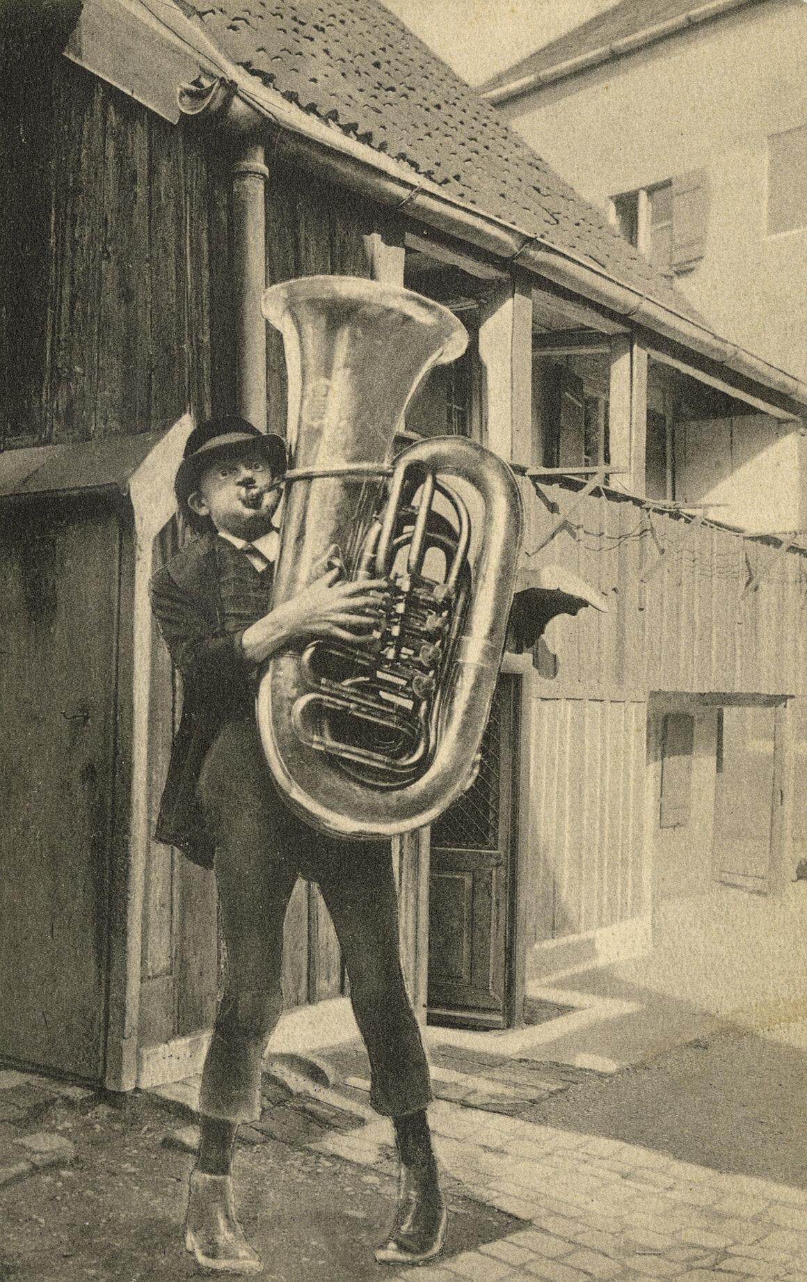 Karl Valentin mit Tuba, um 1911/12