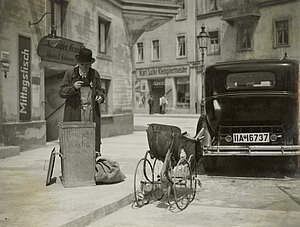 Szenenfoto aus dem Film Die Erbschaft, Karl Valentin als Lumpensammler, 1936