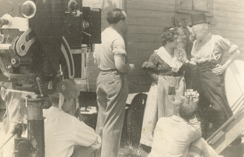 Max Ophüls, Max Ophüls, Karl Valentin und Liesl Karlstadt bei Dreharbeiten des Films Die verkaufte Braut, 1932
