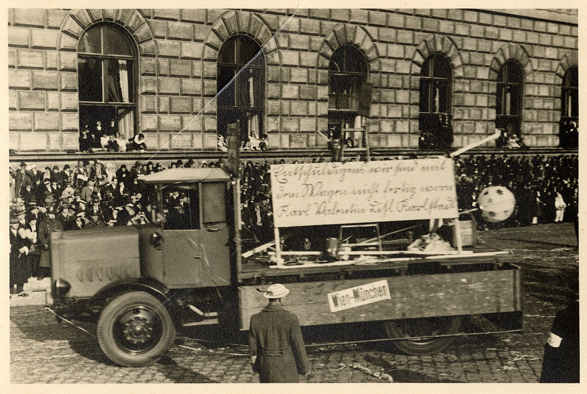 Karl Valentin, Liesl Karlstadt, Ludwig Greiner, Faschingswagen, 1934