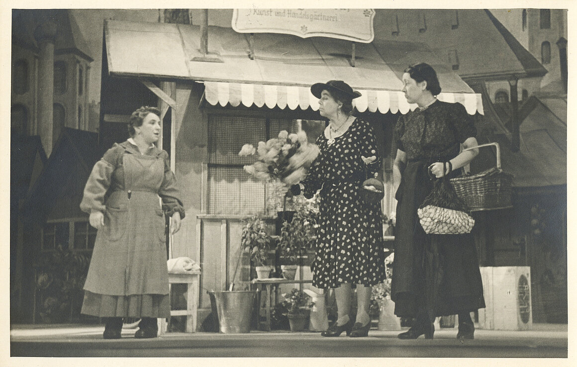 Liesl Karlstadt mit Thea Aichbichler und Dora Greinerl im Stück "Graf Schorschi", 01.04.41