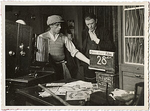 Karl Valentin, Bei Filmaufnahmen des Films Im Schallplattenladen, 1934