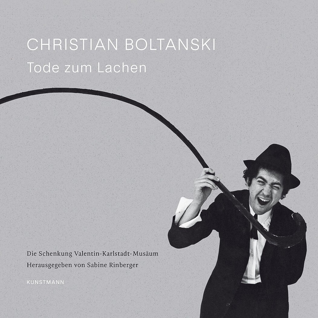 Titelbild Katalog: Christian Boltanski lachend mit Schlinge um den Hals