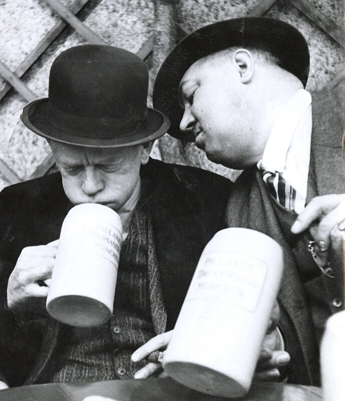 Karl Valentin, Karl Kurt Wolter, Karl Valentin im Salvatorkeller, mit unbekannter Person, 1938