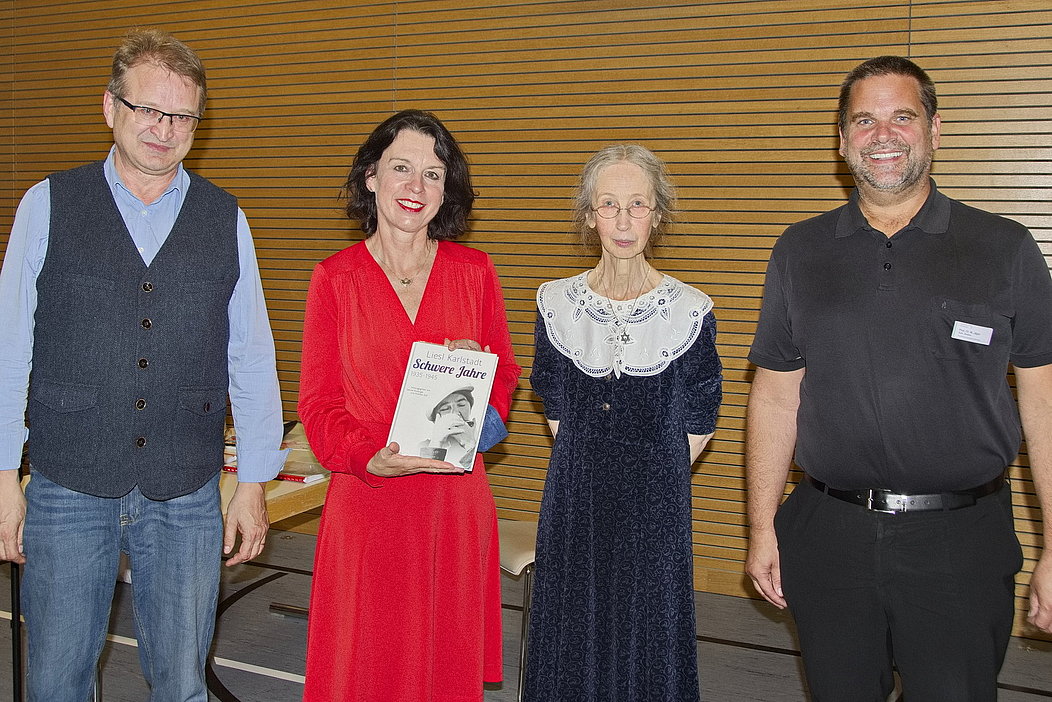 v.l.n.r. Michael Binzer (Psychologe und Autor des Stücks), Sabine Rinberger (Direktorin des Valentin-Karlstadt-Musäums und Mitautorin des Buches „Liesl Karlstadt: Schwere Jahre), Cordula Weber (Schauspielerin, Darstellerin der Liesl Karlstadt) und Prof. Dr. Markus Jäger (Ärztlicher Direktor des BKH Kempten)