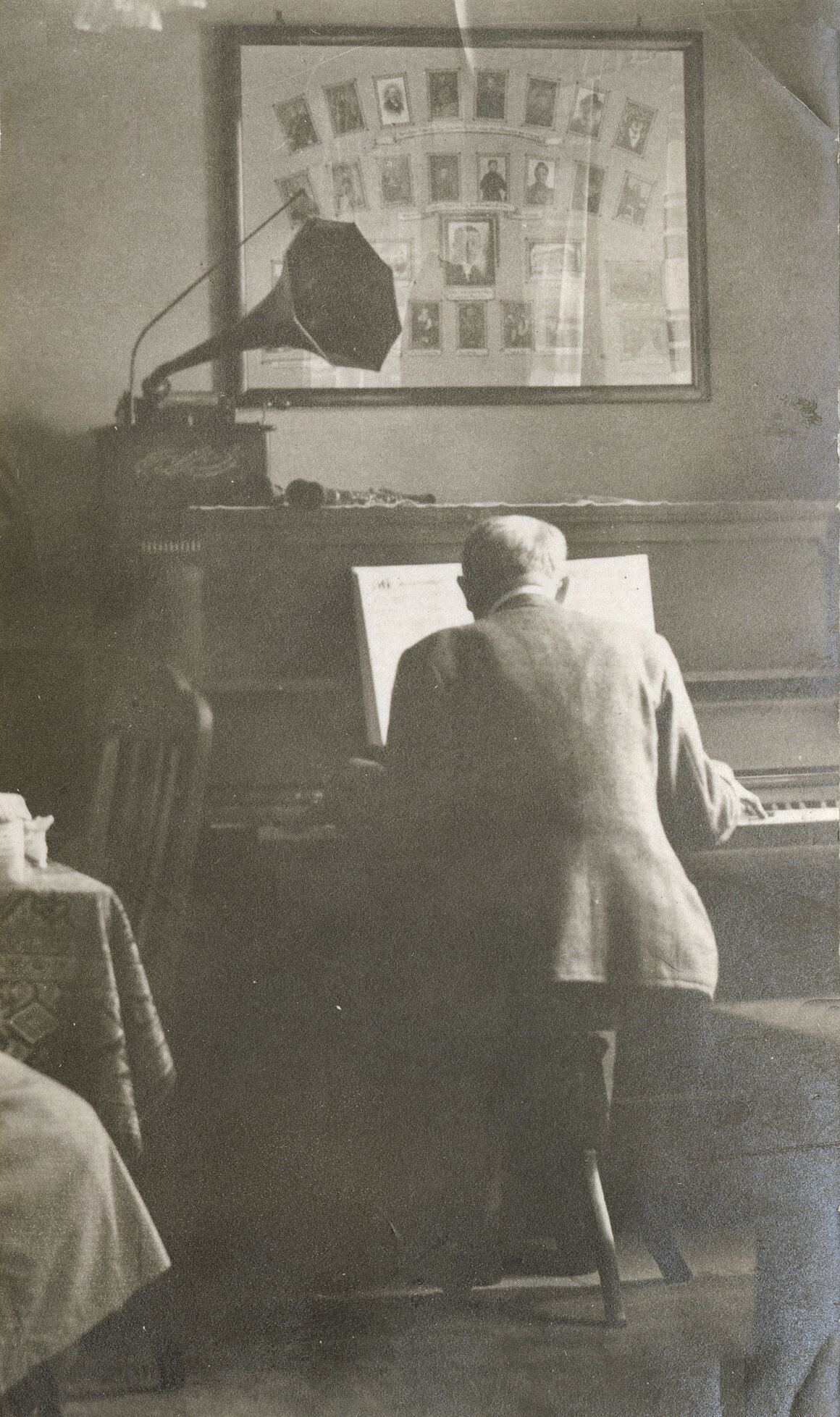 Valentin am Klavier, um 1930