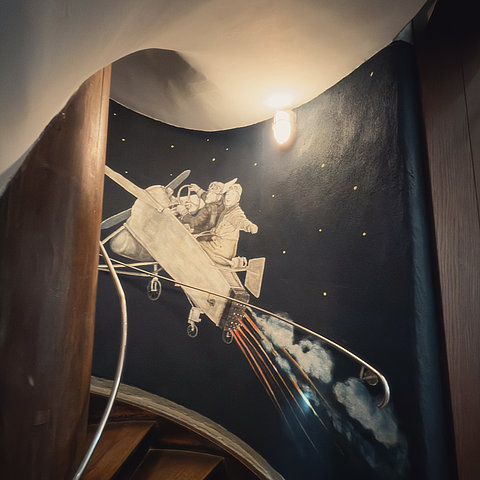 Blick über die Treppe zum WANDBILD "Flug zum Mond"
