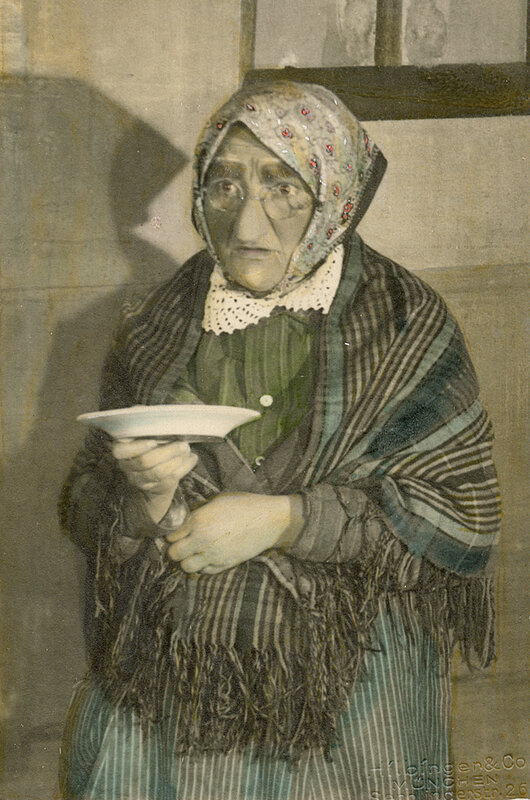 Liesl Karlstadt als Moritatensängerin, ca. 1918
