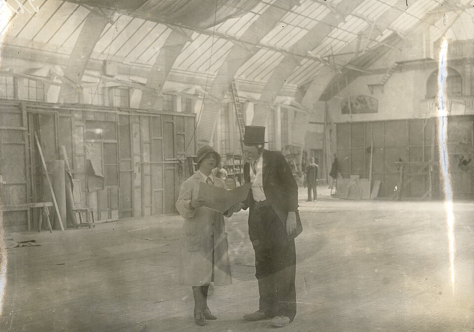 Valentin im Filmatelier Ostermeier, in der Maske des Zittervirtuosen, 1929