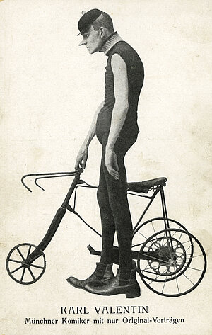 Karl Valentin als Radrennfahrer in seiner Soloszene All Heil, um 1910