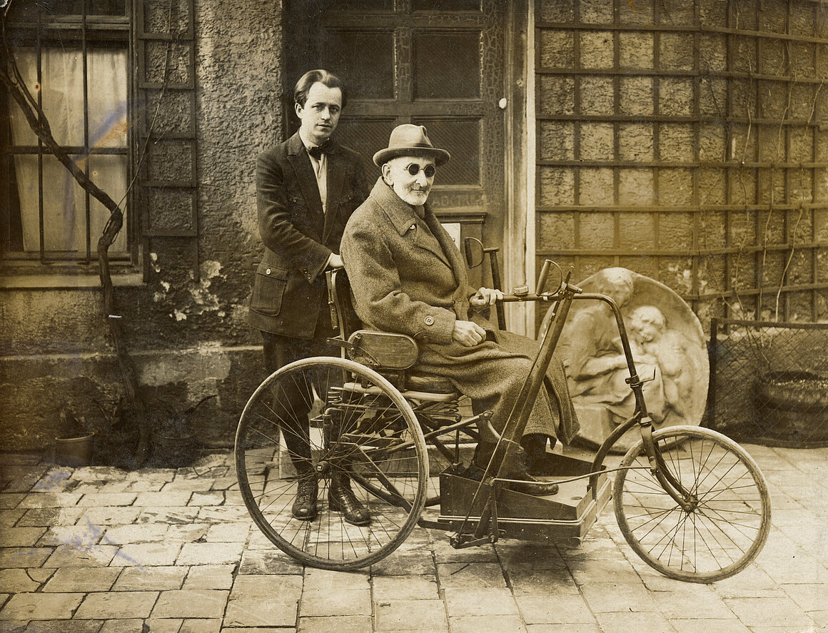 Josef Schäffer im Rollstuhl, mit Paul Böttcher, nach 1920