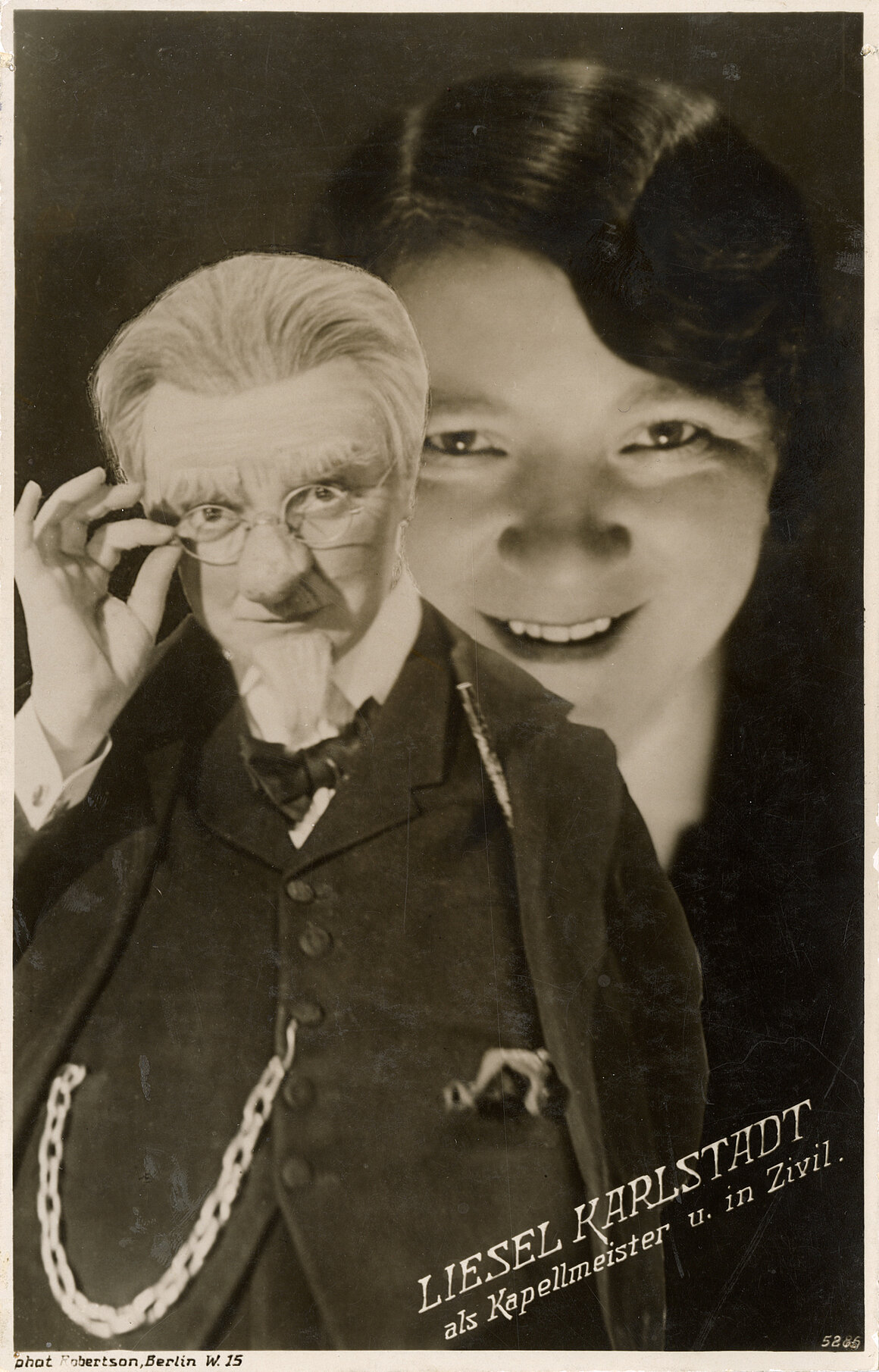 Liesl Karlstadt in der Maske des Kapellmeisters und in Zivil, 1929